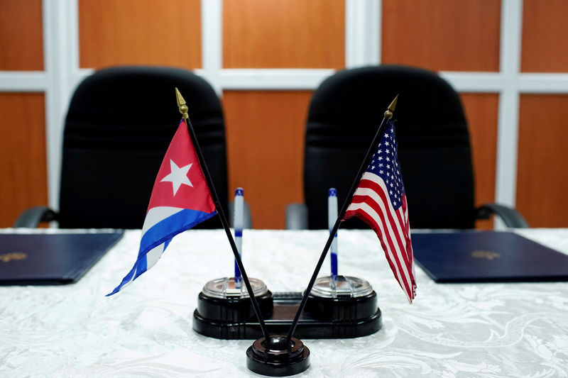 © Reuters. Foto de archivo. Las banderas de Cuba y Estados Unidos, en la Habana, Cuba.