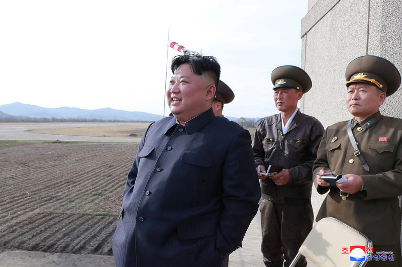 © Reuters. El líder de Corea del Norte, Kim Jong Un, asiste a un entrenamiento de pilotos de la Fuerza Aérea del Ejército Popular Coreana en una ubicación no revelada