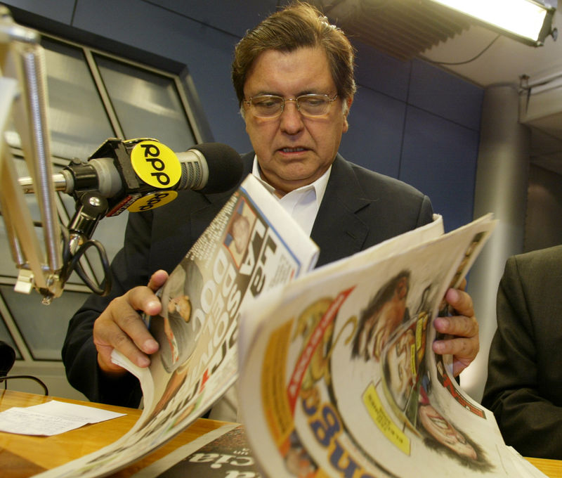 © Reuters. IMAGEN DE ARCHIVO. El candidato a la presidencia de Perú, Alan García, revisa periódicos en una radio local en Lima.