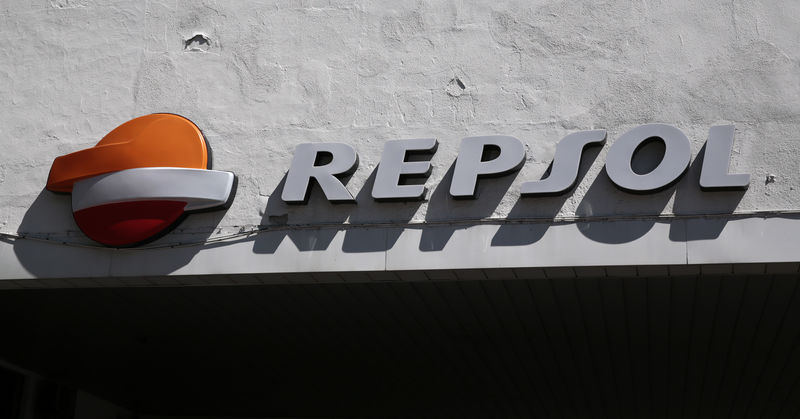© Reuters. Foto de archivo del logo de Repsol en una gasolinera en Madrid