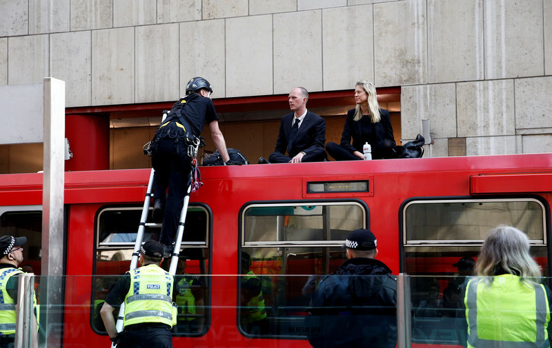 © Reuters. Activistas que exigen medidas drásticas ante el cambio climático realizan una manifestación en la protesta Extinction Rebellion en el distrito financiero de Londres. Abril 17, 2019. REUTERS/Henry Nicholls