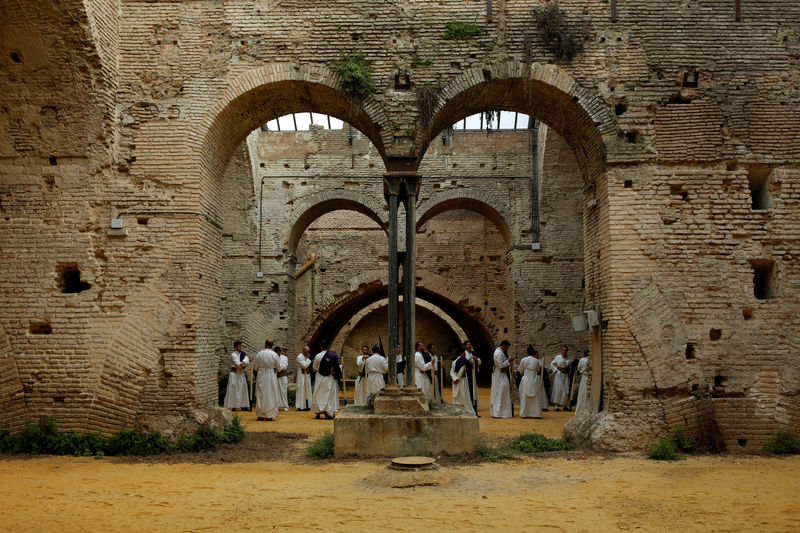 © Reuters. Religiosos de la hermandad Las Aguas se alistan para una procesión como parte de la conmemoración de la Semana Santa en Sevilla, en el sur de España. Abr 15, 2019.  REUTERS/Marcelo del Pozo