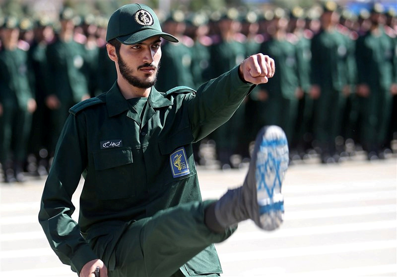 © Reuters. Un oficial iraní de la Guardia Revolucionaria, con la bandera de Israel dibujada en sus botas, durante la ceremonia de graduación, celebrada para los cadetes militares en una academia militar, en Teherán