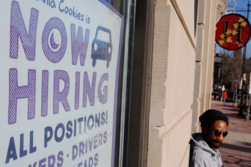© Reuters. طلبات إعانة البطالة الأمريكية عند أدنى مستوى منذ 1969