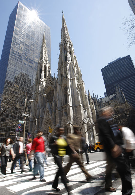 © Reuters. Pessoas caminham em frente à Catedral de São Patrício, em Nova York