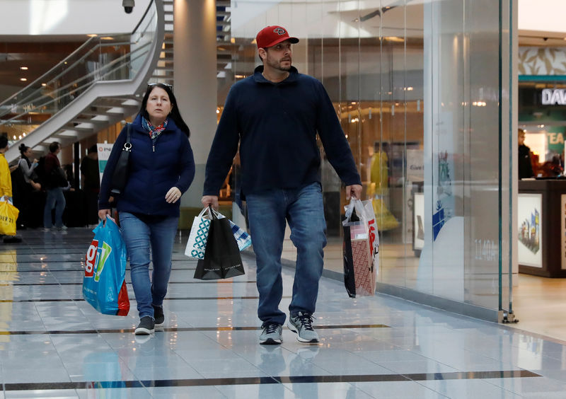© Reuters. People walk with shopping bags at Roosevelt Field mall in Garden City