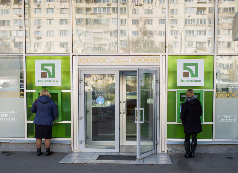 © Reuters. FILE PHOTO: Women use PrivatBank ATM machines in Kiev, Ukraine