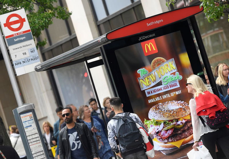 © Reuters. An electronic advertisement for a McDonalds food is seen at a bus stop on Oxford Street in London, Britain