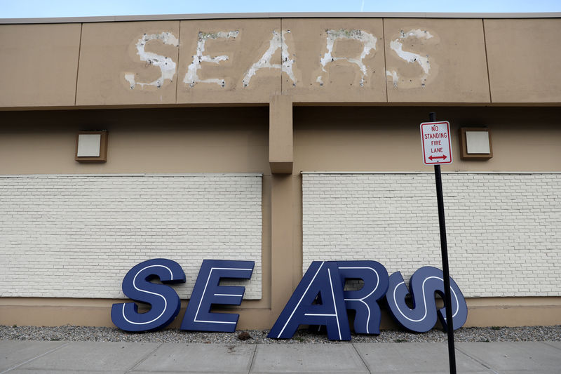 © Reuters. A dismantled sign sits leaning outside a Sears department store in Nanuet