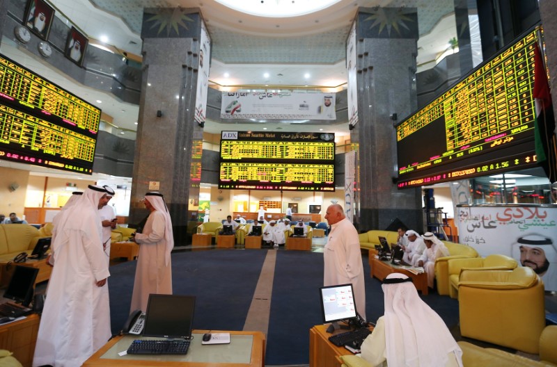 © Reuters. بورصة أبوظبي تسجل ذروة 13 عاما وصعود معظم أسواق الخليج