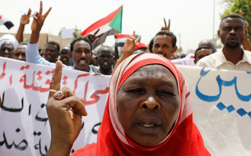 © Reuters. محتجون يتدفقون على اعتصام خارج وزارة الدفاع السودانية للمطالبة بسلطة مدنية
