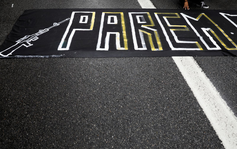 © Reuters. Cartaz de protesto contra violência em São Paulo