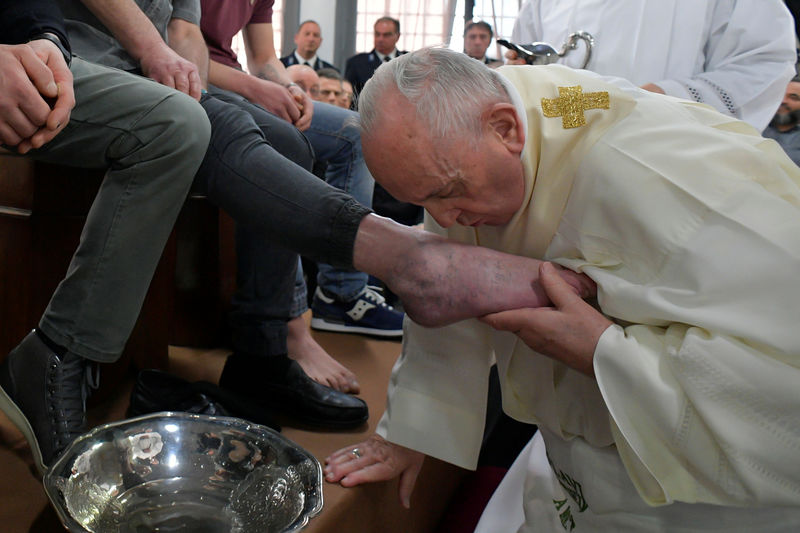 © Reuters. البابا يغسل أقدام سجناء في طقس خميس العهد