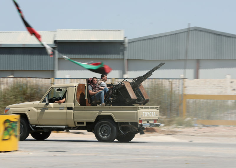 © Reuters. سقوط قذائف مورتر على أحد أحياء العاصمة الليبية