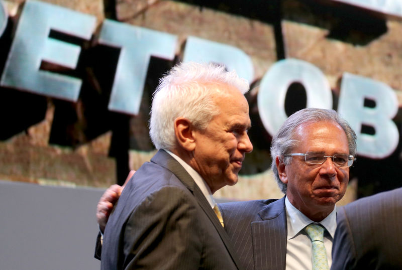 © Reuters. CEO da Petrobras, Roberto Castello Branco, ao lado do ministro da Economia, Paulo Guedes