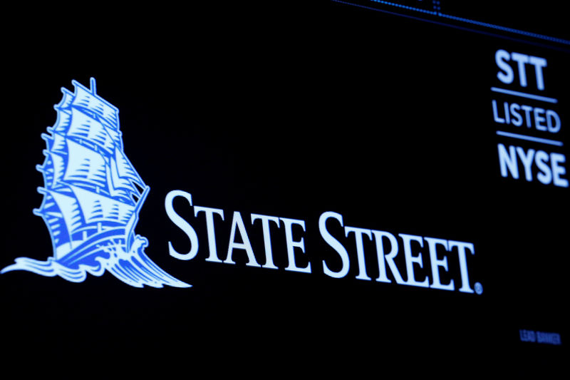 © Reuters. The logo and trading symbol of financial services company State Street are displayed on a screen on the floor of the NYSE in New York