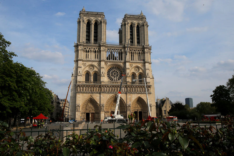 © Reuters. الجدل بشأن ترميم برج كاتدرائية نوتردام يثير انقسامات في فرنسا