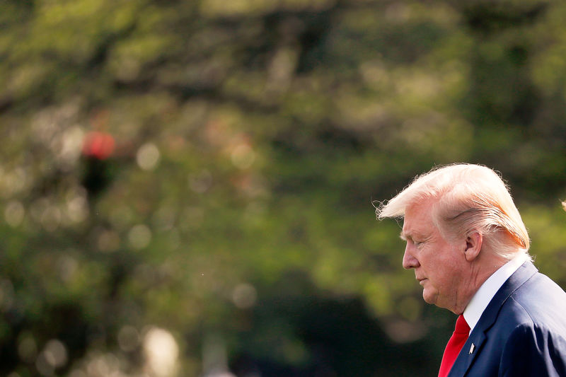 © Reuters. U.S. President Donald Trump prepares to board Marine One en route to his Mar-a-Lago estate in West Palm Beach, Florida following the release of the Mueller report at the White House in Washington