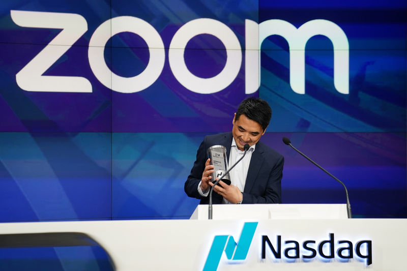 © Reuters. Eric Yuan, CEO of Zoom Video Communications takes part in a bell ringing ceremony at the NASDAQ MarketSite in New York