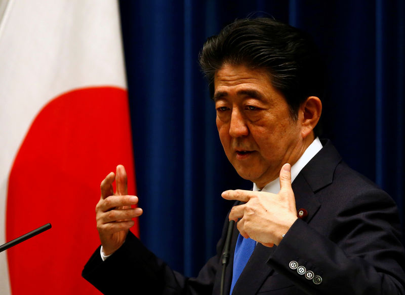 © Reuters. Japan's Prime Minister Shinzo Abe attends a news conference at his official residence in Tokyo