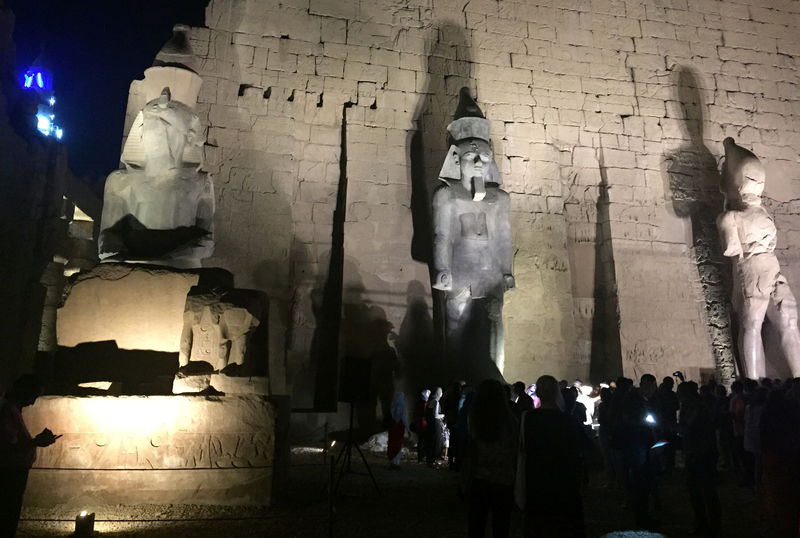 © Reuters. مصر تزيح الستار عن تمثال ضخم للملك رمسيس الثاني بعد ترميمه في الأقصر