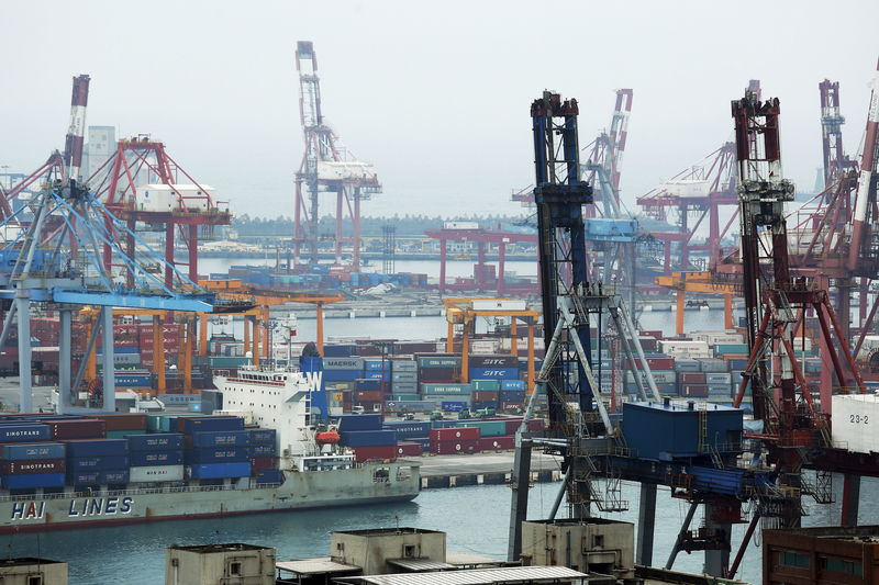 © Reuters. FILE PHOTO:  Shipping containers are seen at Keelung port, northern Taiwan,