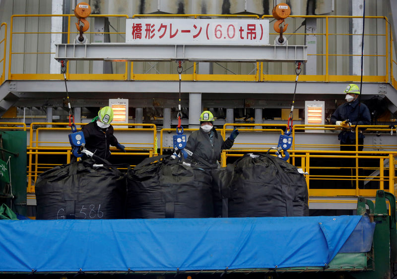 © Reuters. شركة كهرباء طوكيو تسمح لوافدين بالعمل في تنظيف موقع فوكوشيما النووي