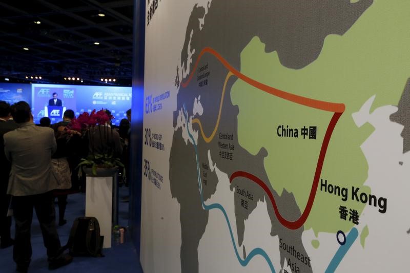 © Reuters. Карта  Шелкового пути и морского шелкового пути XXI века, или так называемый мегапроект "Один пояс - один путь" на Азиатском финансовом ф