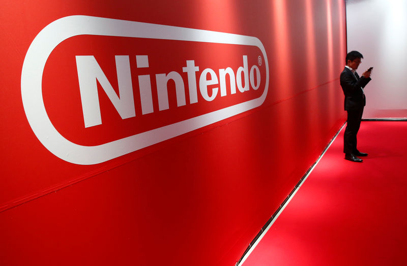 © Reuters. Лого Nintendo на презентации Switch в Токио