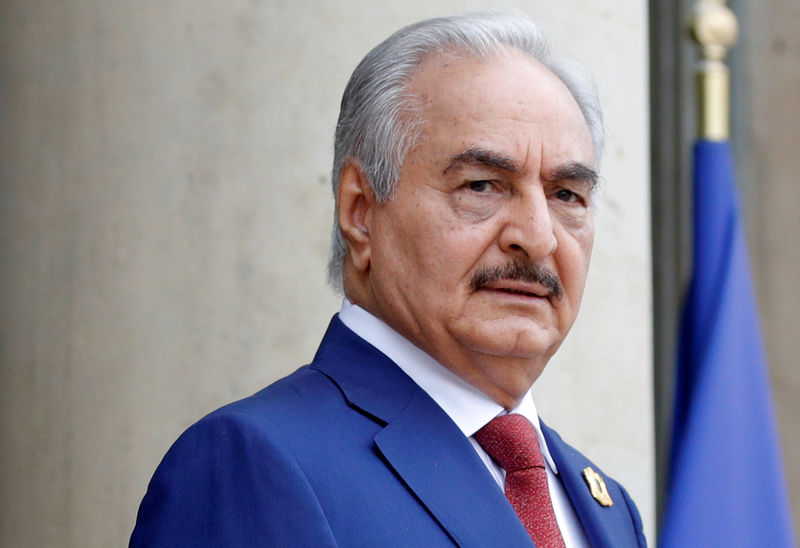 © Reuters. FILE PHOTO: Khalifa Haftar, the military commander who dominates eastern Libya, arrives to attend an international conference on Libya at the Elysee Palace in Paris