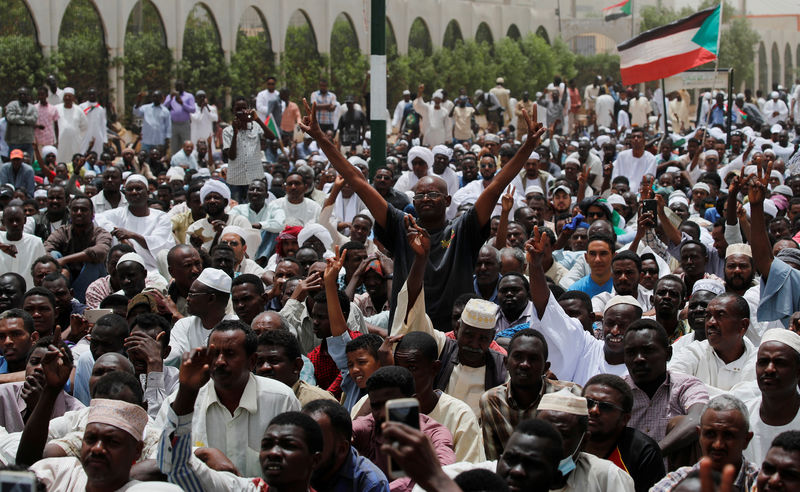 © Reuters. المحتجون يتوافدون على الاعتصام بالسودان للمطالبة بحكم مدني