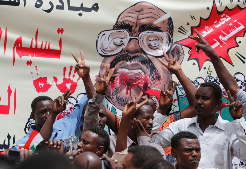 © Reuters. المزيد من المحتجين يتدفقون على الاعتصام بالسودان للمطالبة بحكم مدني