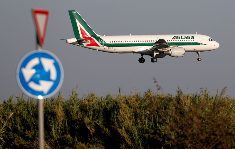 © Reuters. FILE PHOTO: An Alitalia Airbus A320 airplane approaches to land at Fiumicino airport in Rome