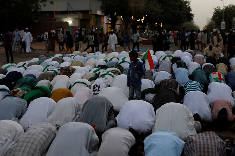 © Reuters. المعارضة السودانية ستعلن أسماء مرشحين لقيادة مدنية خلال اعتصام يوم الأحد