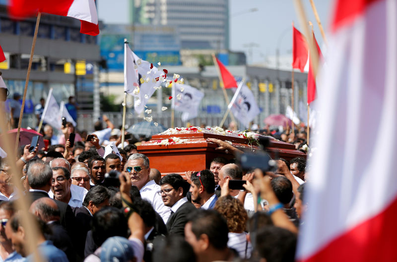 © Reuters. Amigos y familiares transportan el ataúd con los restos del expresidente de Perú Alan García, en Lima