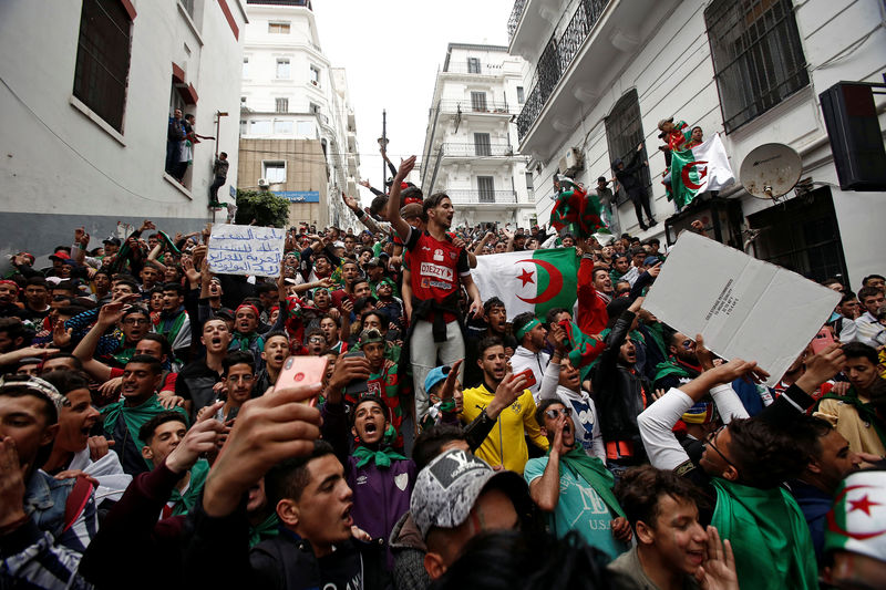 © Reuters. Manifestantes regresan a las calles de Argel para presionar por un cambio democrático en Argelia.