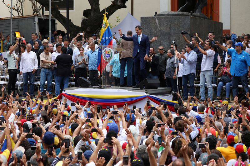 © Reuters. جوايدو يدعو لتنظيم "أكبر مسيرة في التاريخ" في فنزويلا لخلع مادورو