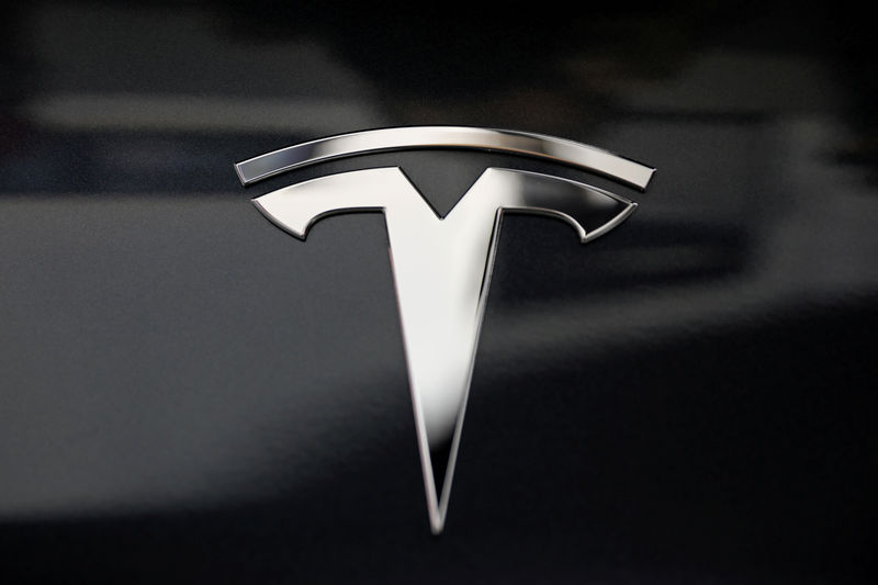 © Reuters. FILE PHOTO: A Tesla logo is seen in Los Angeles