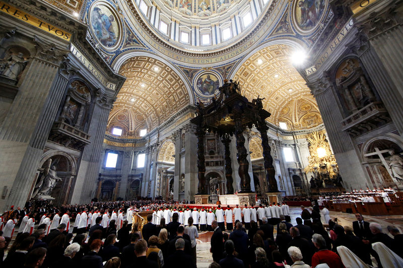 © Reuters. البابا يرأس قداس الجمعة العظيمة الذي ركز على معاناة المهاجرين