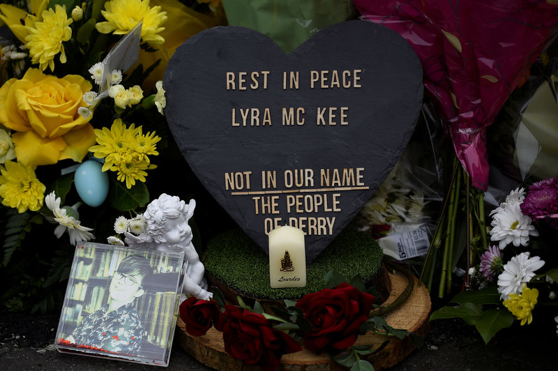 © Reuters. شرطة أيرلندا الشمالية تلقي القبض على اثنين بعد مقتل صحفية