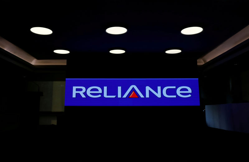 © Reuters. Foto de archivo del logo de Reliance Group en las oficinas de la compañía en Mumbái.