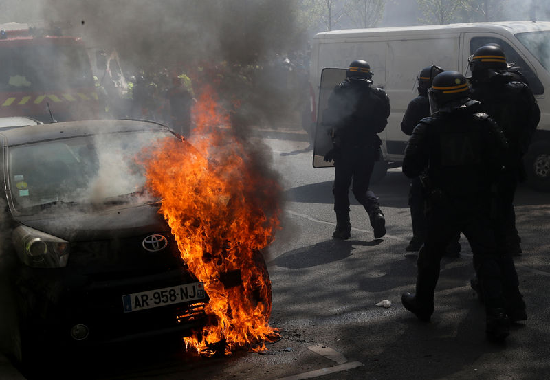 © Reuters. اشتباكات بين الشرطة وبعض محتجي السترات الصفراء في باريس