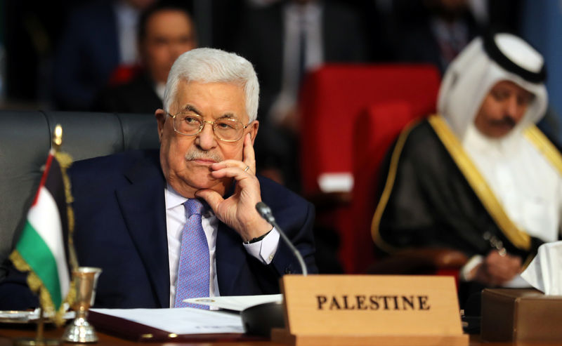 © Reuters. مسؤول:السلطة الفلسطينية ستطلب قرضا ماليا من الدول العربية لمواجهة أزمتها المالية