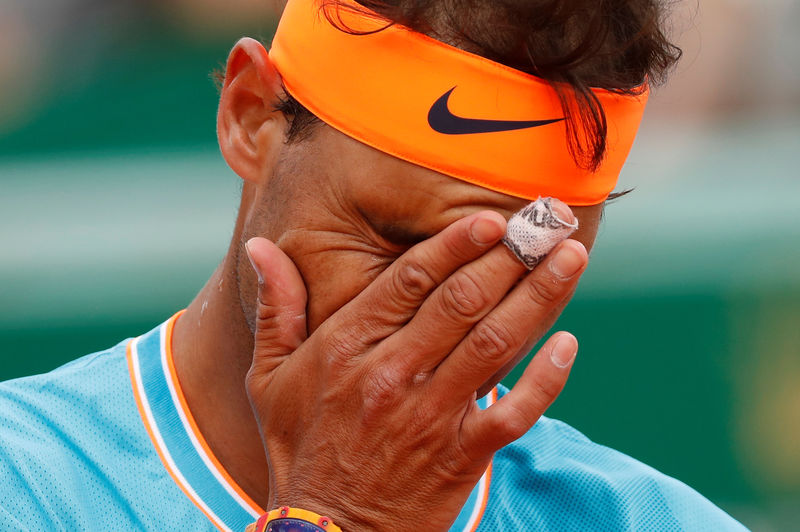 © Reuters. Foto del sábado del tenista español Rafael Nadal durante su partido ante el italiano Fabio Fognini en las semifinales del Masters de Montecarlo