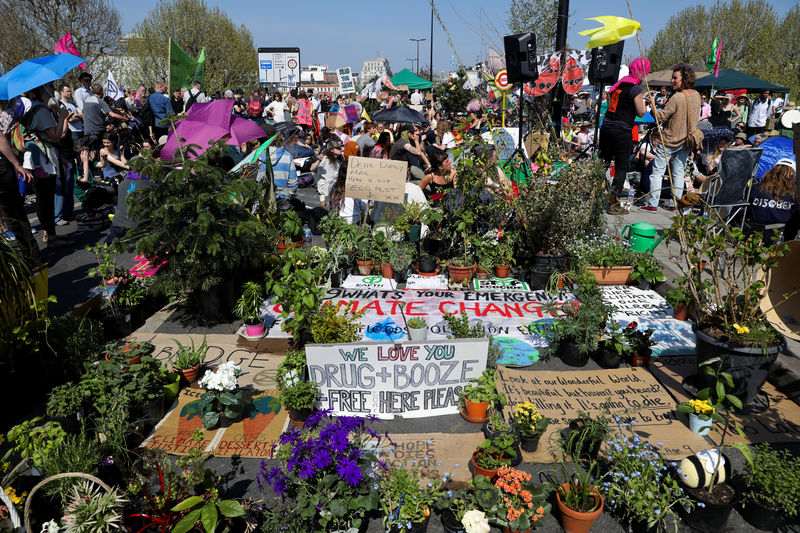 © Reuters. شرطة بريطانيا: إجمالي نشطاء البيئة المعتقلين تخطى 700