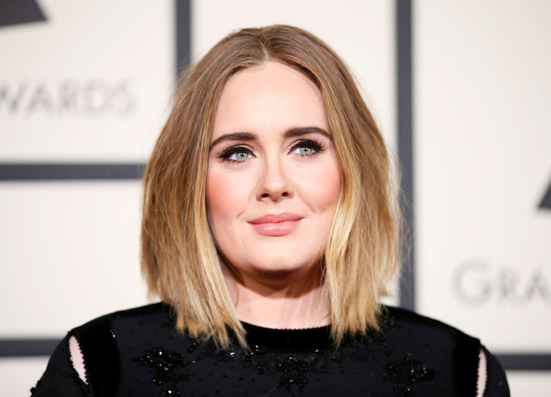 © Reuters. FOTO DE ARCHIVO: Adele llega a la entrega númera 58 de Grammy Awards en Los Angeles