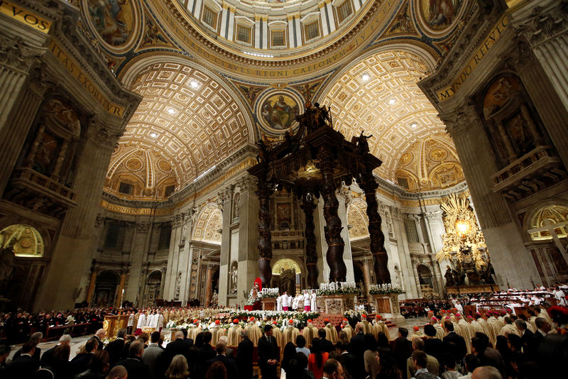 © Reuters. Easter vigil Mass in Saint Peter's Basilica at the Vatican
