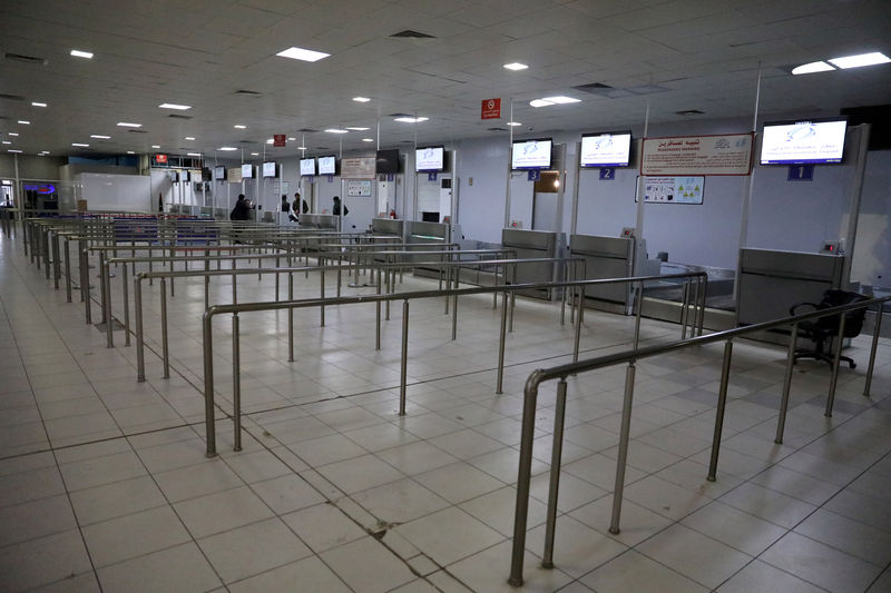 © Reuters. ليبيا تغلق المطار العامل الوحيد بطرابلس بعد تحدث سكان عن هجوم جوي على العاصمة