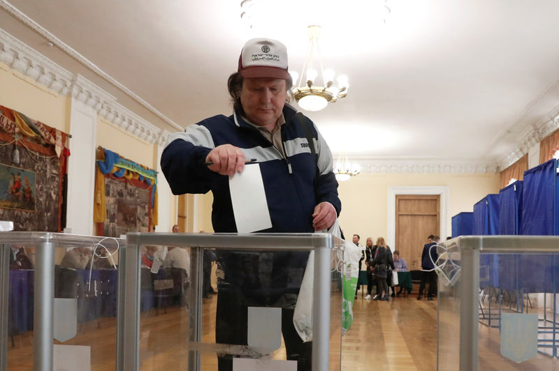 © Reuters. A man casts his ballot during a presidential election in Kiev