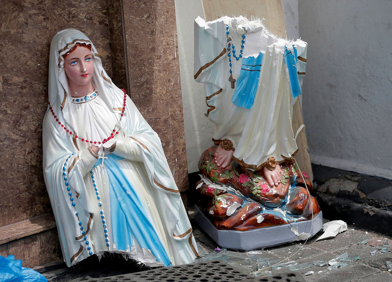 © Reuters. Foto del domingo de una estatua rota de la Virgen María en la iglesia de San Antonio tras los ataques con bomba en Sri Lanka